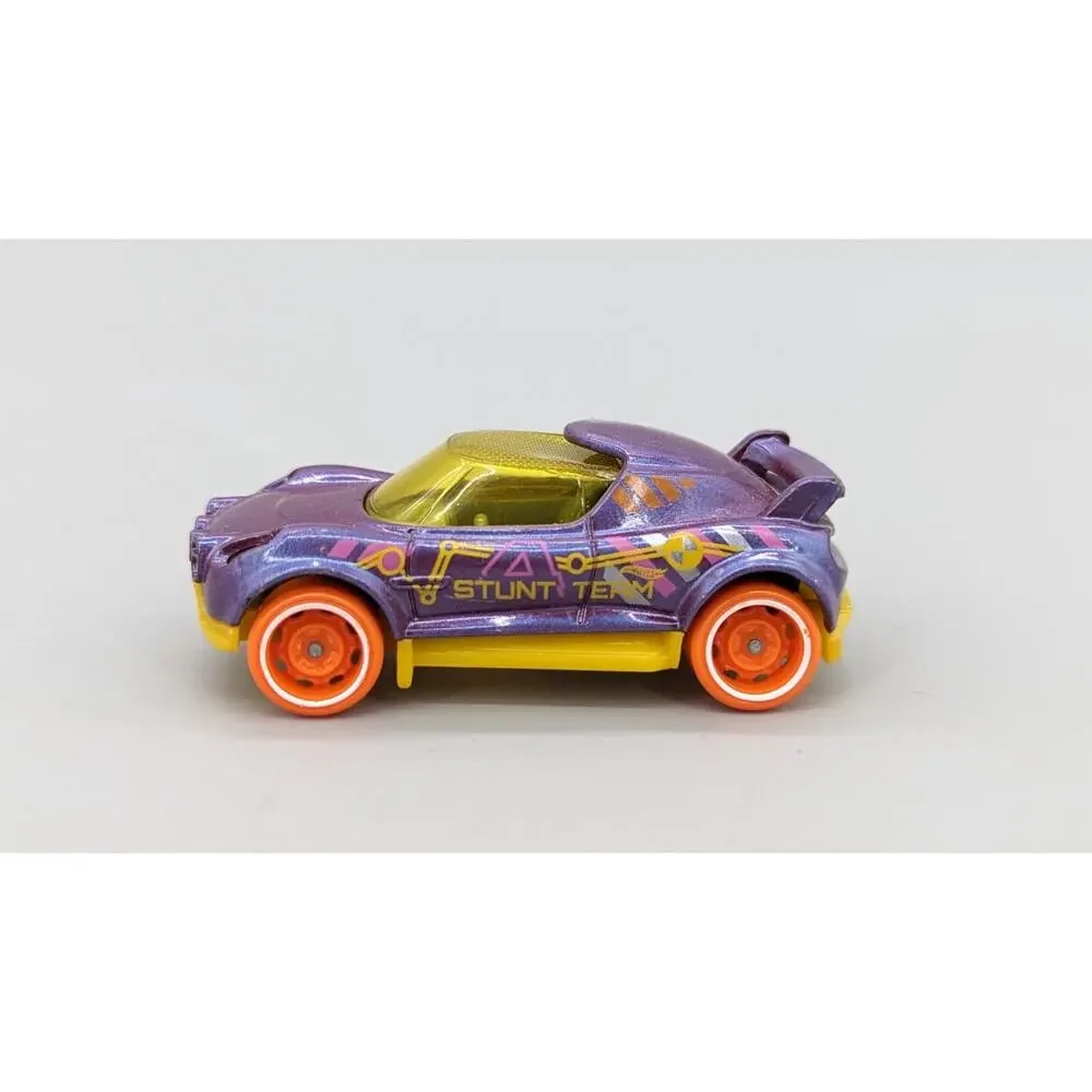 Mattel 2017 Hot Wheels Hi Beam Purple & Yellow 1:64 Diecast Car